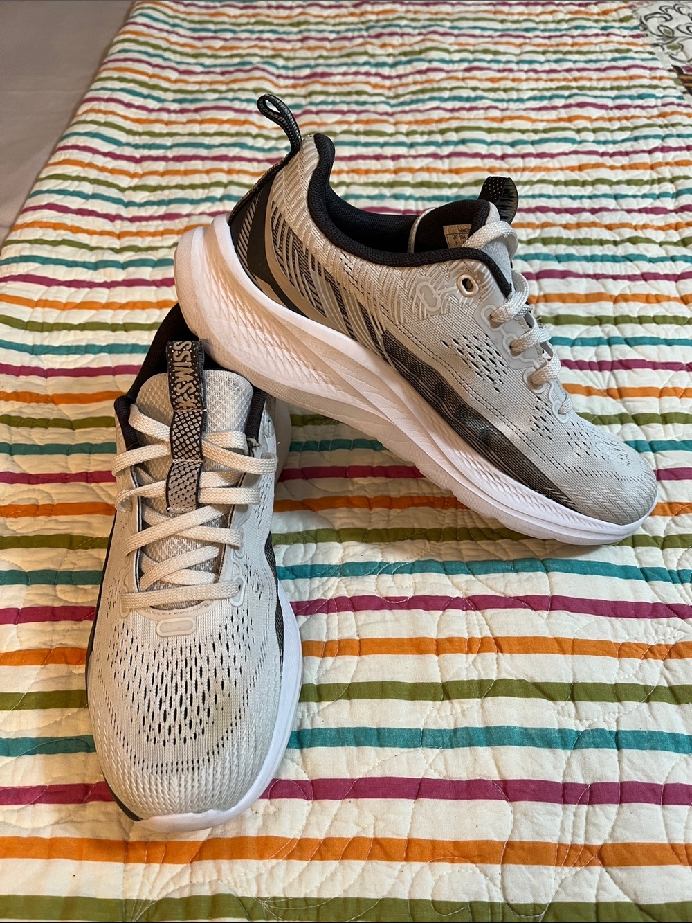 Like new Men’s K Swiss tennis shoes in dove gray and black